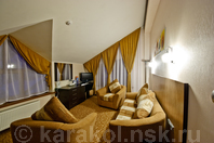 Отель Каприз-Каракол: Двухкомнатный номер Suite Room комната с диваном и креслами