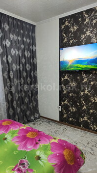 Трехкомнатная квартира по Кыштобаева: ТВ мебель в спальне с двуспальной кроватью