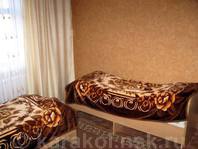 Трехкомнатная квартира по Туманова: Комната с раздельными кроватями