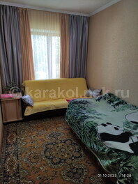 Трехкомнатная квартира по Кыштобаева: Спальня с кроватью и диваном