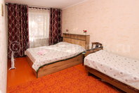 Однокомнатная квартира по Абдрахманова 134: Две кровати в зале, обогреватель, деревянные полы