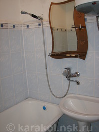 Гостиница "Иссык-Куль": Ванная, горячая вода, зеркало, умывальник
