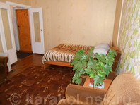 Однокомнатная квартира в Кашка-Суу: Зал, двуспальная кровать, TV, два кресла, тумбочки, обогреватели