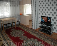 Трехкомнатная квартира по Абдрахманова: Зал, большой телевизор, выход в кухню
