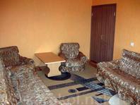 Трехкомнатная квартира по Туманова: Зал, два дивана, два кресла, столик