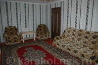 Трехкомнатная квартира по Абдрахманова: Зал, два кресла, диван, столик