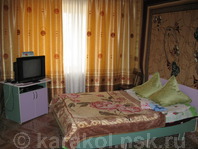 Двухкомнатная квартира по Тыныстанова (1 Мая): В зале двуспальная кровать