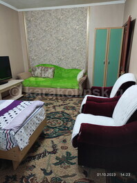 Трехкомнатная квартира по Кыштобаева: Зал, диван, кресла, тв