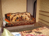 Двухкомнатная квартира по Тыныстанова (1 Мая): В зале раскладывающийся диван