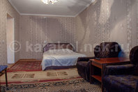 Однокомнатная квартира по Абдрахманова 135: Зал, двуспальная кровать, два кресла, столик