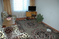 Двухкомнатная квартира по Джакыпова: Зал, ТВ, тумбочка, кресла, стол