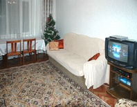 Трехкомнатная квартира по Джакыпова: Зал, стол, стулья, ТВ, тумба, кресла