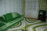 Двухкомнатная квартира по Карасаева IV: Зал, диваны, ТВ, тумбочка