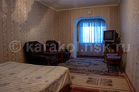 Однокомнатная квартира по Абдрахманова 135: Зал, два кресла, TV, стулья, интерьер